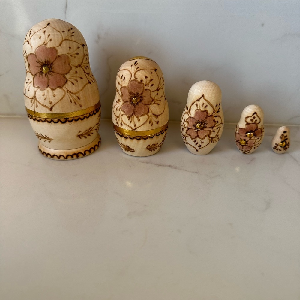 Beautiful 5 Piece Russian Nesting Dolls - Picture 3 of 6